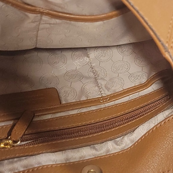 Michael Kors Hobo Bag Brown PebbleL leather Gold Logo Magnet Closure - Picture 5 of 9